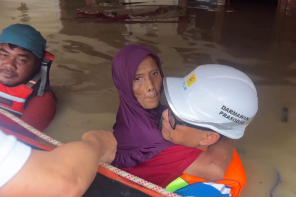 PLN Evakuasi Warga Bekasi yang Terendam Banjir!