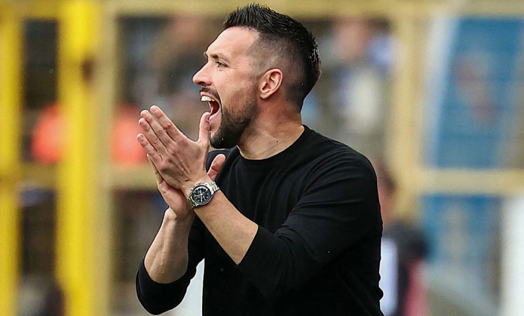 Bom! Aston Villa Bidik Pelatih Ajax Ini!