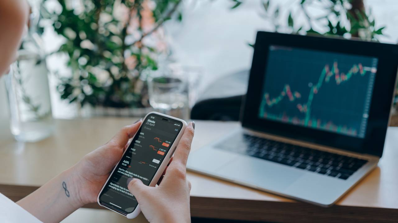 IHSG Merah, Tapi Ratusan Saham Hijau!