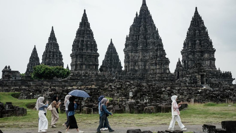 Rekor! Ratus Ribu Wisatawan Serbu Candi Lebaran Ini