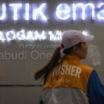 Emas Antam Anjlok Lagi! Investasi atau Jual Sekarang?