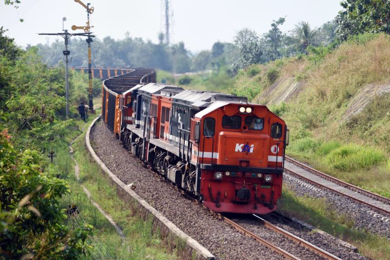 KAI Gas Pol! Angkut 27 Juta Ton Barang, Logistik Jaya!