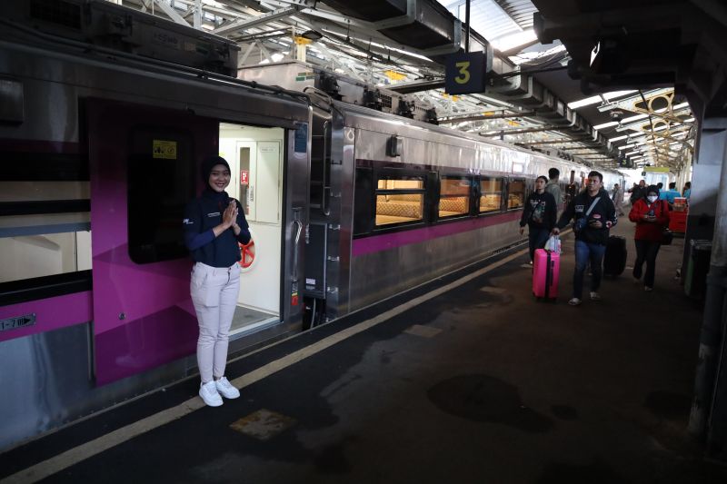 Penumpang KA Bandung Membludak! Ada Apa?