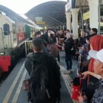 Libur Idul Adha: Penumpang Kereta di Surabaya Membludak!