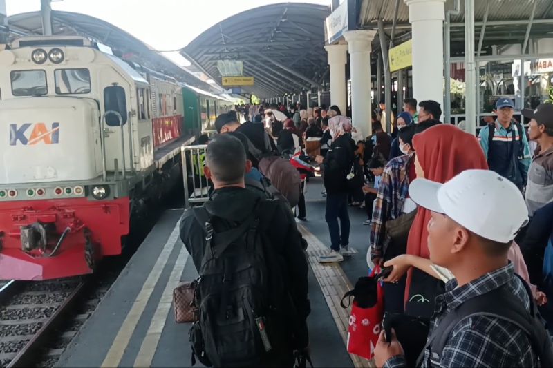 Libur Idul Adha: Penumpang Kereta di Surabaya Membludak!