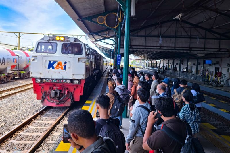 Mudik Asyik! Ribuan Penumpang Banjiri Madiun Naik Kereta