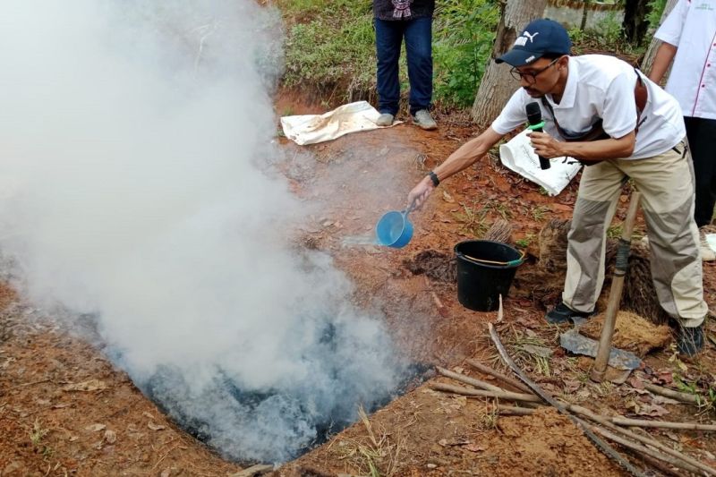 Tankos Jadi Cuan? Petani Sawit Riau Dilatih Bikin Biochar!