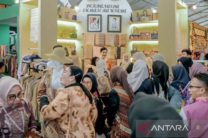 Ulos Sumut Mendunia! Kahiyang Ayu Pamer di Balikpapan