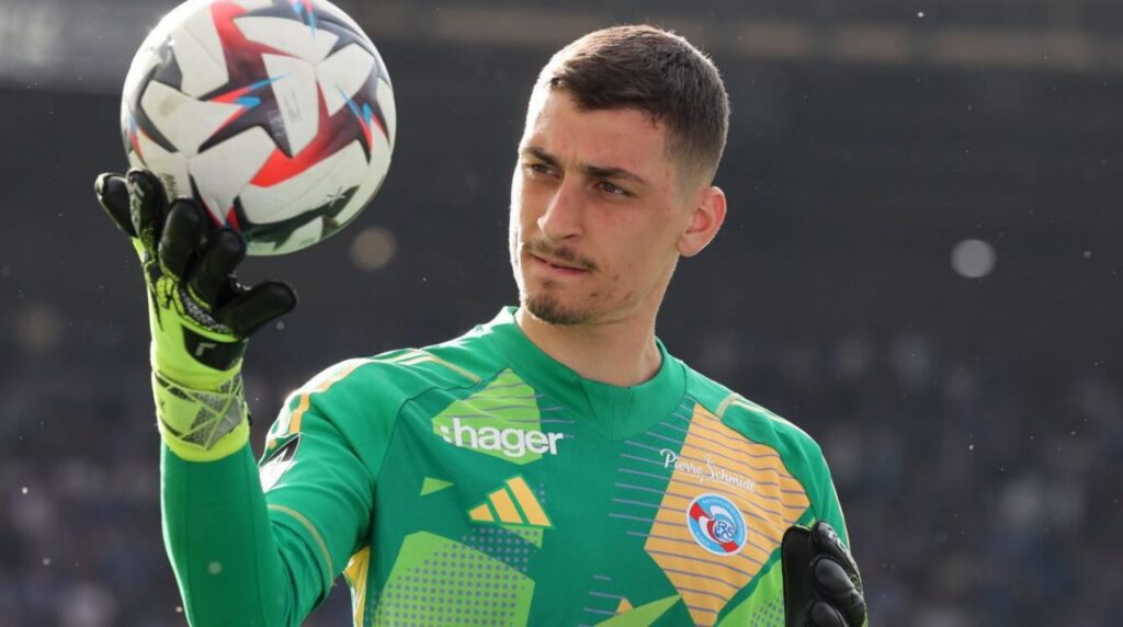 Villa Bidik Kiper Top Chelsea, Martinez Out?