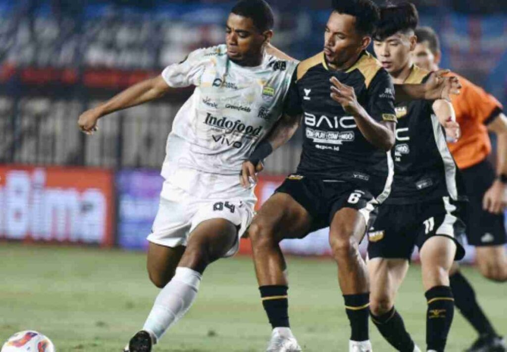 Persib Ditahan Imbang 10 Pemain Dewa United!