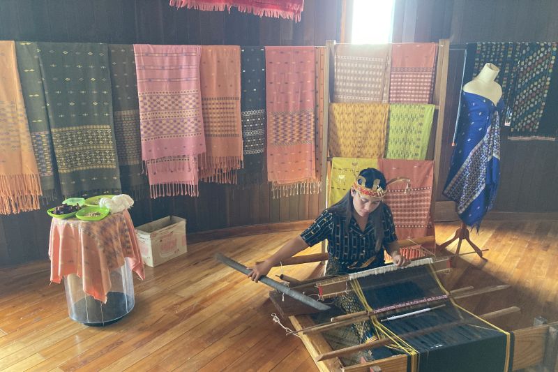  Kisah Desi: Tenun NTT Mendunia, Penghasilan Jutaan!