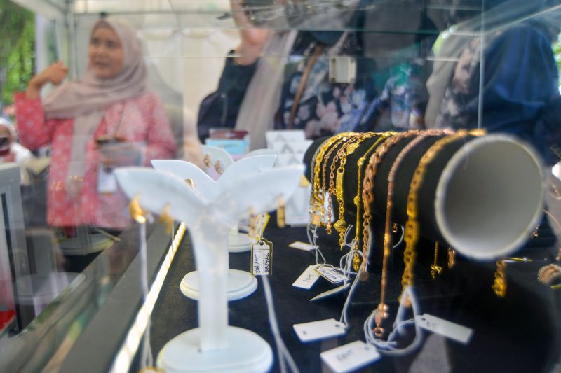 Harga Emas Hari Ini: Antam Melesat, UBS Justru Turun!