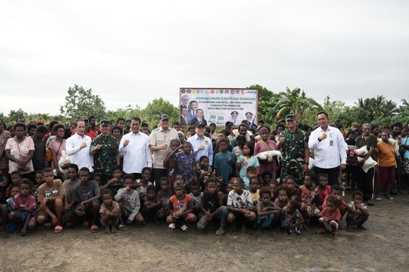  Kejutan! Menteri Kabinet Kompak Salurkan Pangan di Papua
