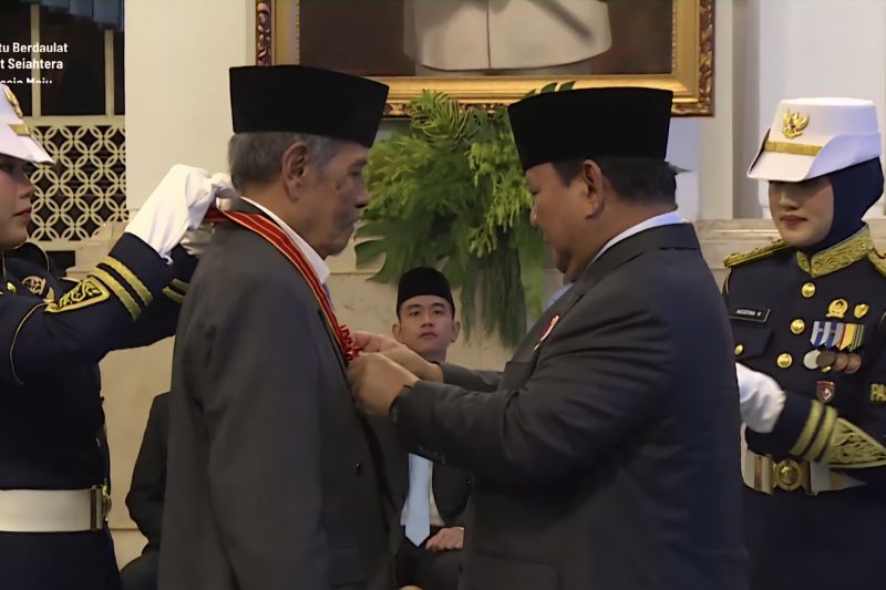 Kiai Ghofur Terima Bintang Jasa, Inspirasi Ekonomi Umat!