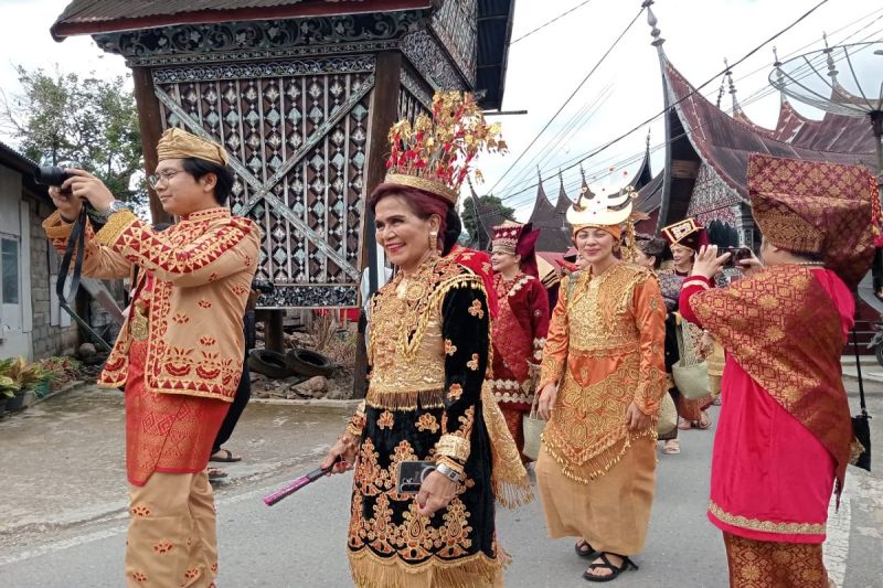 Pesona Minang! Parade Baju Adat Ikonik di Solok Selatan