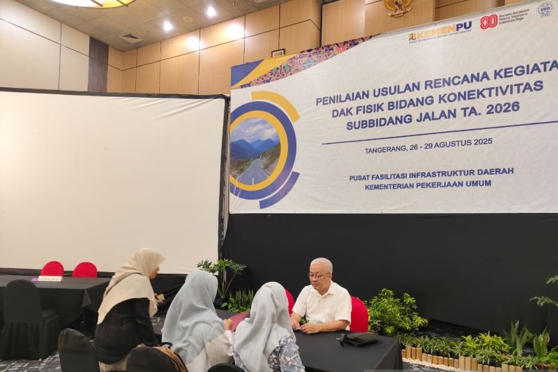 Ekonesia -  Solok kini berseri! Kabar gembira datang dari ranah Minang. Pemerintah Kabupaten Solok sukses mengamankan kucuran dana segar dari APBN senilai Rp23 miliar. Dana jumbo ini akan digunakan untuk memoles jalan-jalan strategis di Kecamatan Lembah Gumanti.