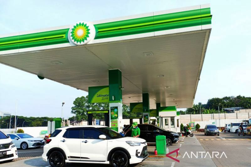 Ekonesia -  Harga BBM kembali bergejolak! BP umumkan kenaikan harga BP 92 per 1 September 2025 menjadi Rp12.610 per liter. Kabar ini tentu mengejutkan banyak pihak, terutama para pengendara yang mengandalkan BP 92 sebagai bahan bakar sehari-hari.