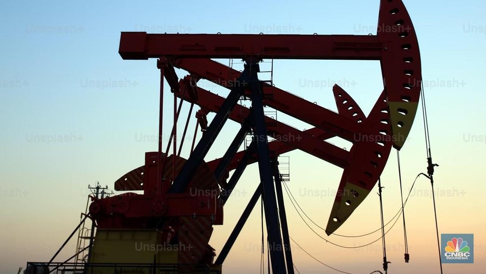 Ekonesia -  Harga minyak dunia kembali tertekan di tengah kekhawatiran pasar akan kelebihan pasokan global. Data terbaru menunjukkan produksi minyak mentah terus meningkat, sementara permintaan belum menunjukkan tanda-tanda pemulihan signifikan.