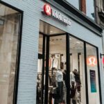 Ekonesia -  Lululemon, raksasa pakaian olahraga, diterjang badai tarif Trump yang membuatnya harus memangkas proyeksi penjualan dan melihat sahamnya terjun bebas. Kebijakan penghapusan bebas bea untuk pembelian online di bawah 800 dolar AS menjadi pukulan telak bagi bisnis e-commerce mereka di Amerika Serikat.