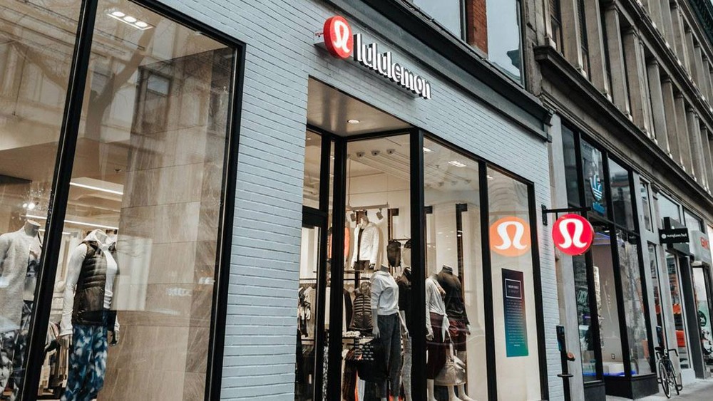 Ekonesia -  Lululemon, raksasa pakaian olahraga, diterjang badai tarif Trump yang membuatnya harus memangkas proyeksi penjualan dan melihat sahamnya terjun bebas. Kebijakan penghapusan bebas bea untuk pembelian online di bawah 800 dolar AS menjadi pukulan telak bagi bisnis e-commerce mereka di Amerika Serikat.