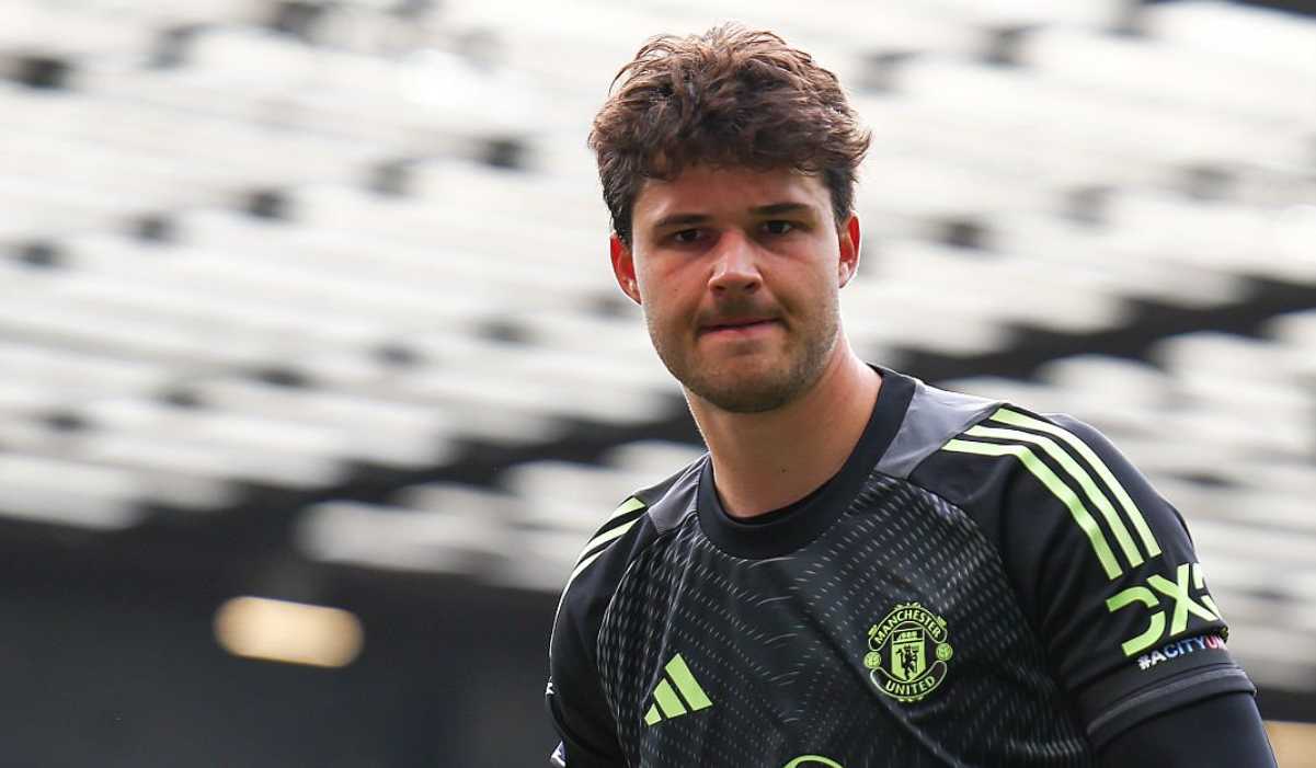 Ekonesia - Kiper anyar Manchester United, Senne Lammens, akhirnya menjawab keraguan. Sempat diragukan di awal kedatangannya, Lammens tampil solid saat debut melawan Sunderland. 1 Ekonesia - Kiper anyar Manchester United, Senne Lammens, akhirnya menjawab keraguan. Sempat diragukan di awal kedatangannya, Lammens tampil solid saat debut melawan Sunderland.