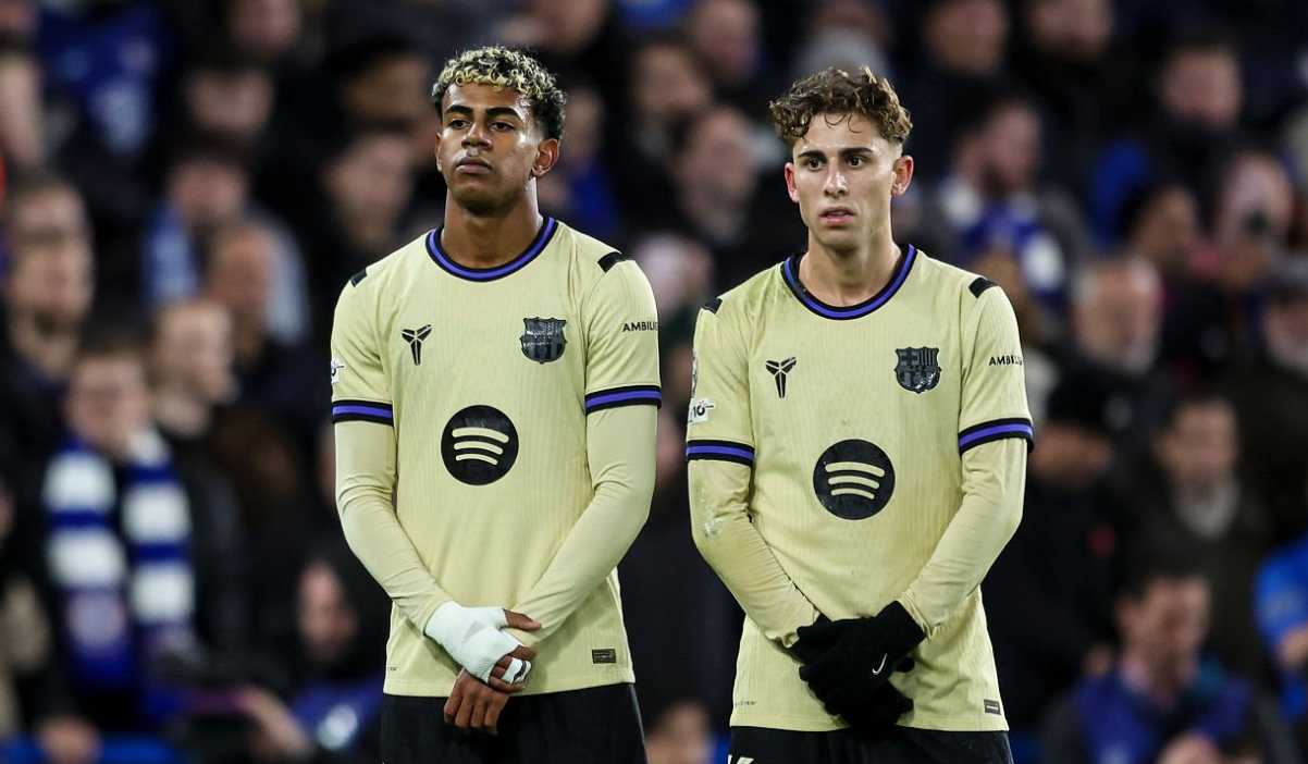 Bus Barcelona diserang jelang laga kontra Chelsea di Stamford Bridge! 1 Ekonesia - Bus Barcelona diserang jelang laga kontra Chelsea di Stamford Bridge! Misteri siapa pelaku pelemparan kaca bus tim Catalan itu kini diburu polisi London. Insiden ini menambah pilu kekalahan telak 0-3 yang diderita Barca.