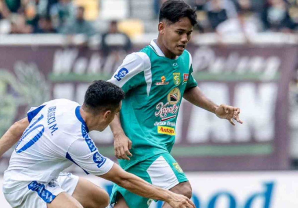 Derby Jatim Membara Skor Akhir Mengejutkan 1 Ekonesia - Derby Jatim panas! Persebaya selamat dari kekalahan dramatis lawan Arema FC di Gelora Bung Tomo. Sempat tertinggal akibat gol bunuh diri, Bajul Ijo bangkit dan memaksakan hasil imbang 1-1.