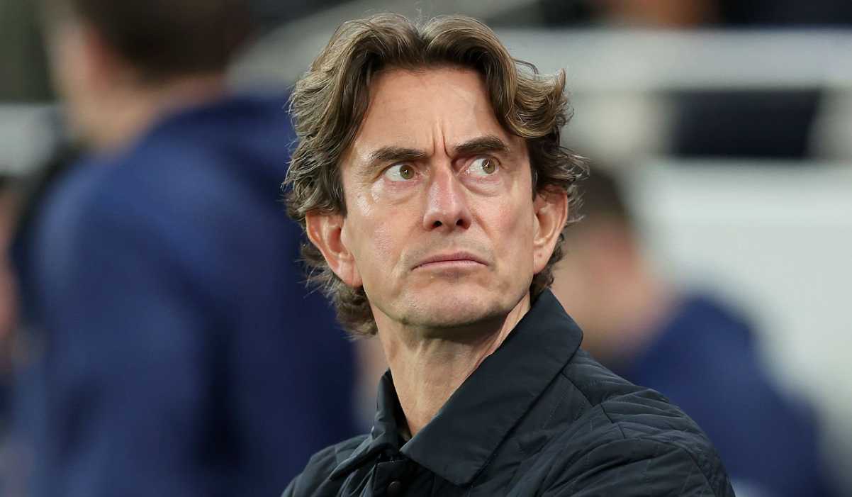 Spurs Era Baru Bukti Nyata Atau Janji Palsu? 1 Ekonesia - Tottenham Hotspur di ambang era baru? Dana segar Rp 22 triliun telah dikucurkan pemilik klub namun seorang pelatih Liga Inggris mendesak bukti nyata. Janji manis investasi besar harus dibuktikan di lapangan hijau.