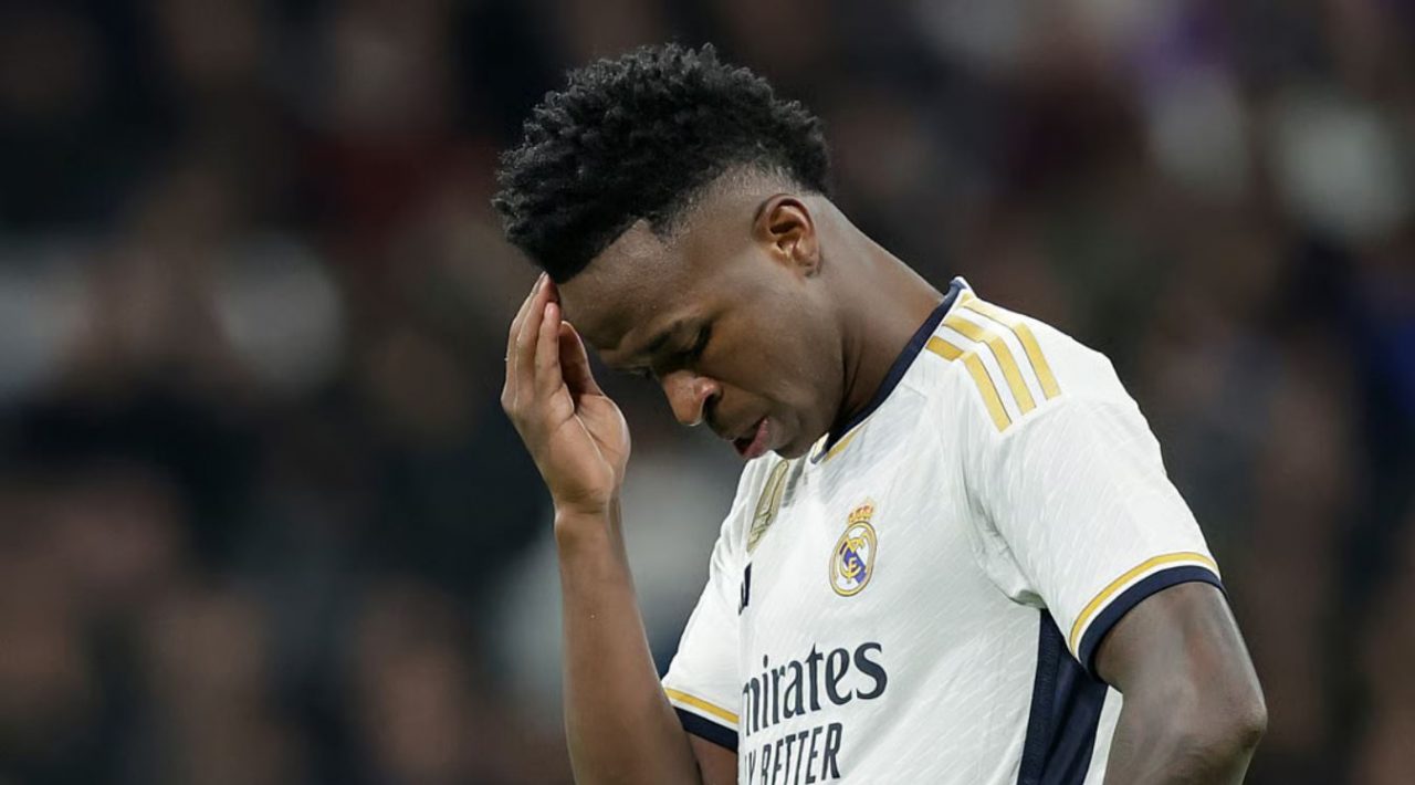 Ekonesia - Courtois geram! Kiper Real Madrid ini mengecam keras aksi pelecehan yang kian marak menimpa pesepak bola. Ia menyoroti dampak buruknya bagi kesehatan mental pemain. 1 Ekonesia - Courtois geram! Kiper Real Madrid ini mengecam keras aksi pelecehan yang kian marak menimpa pesepak bola. Ia menyoroti dampak buruknya bagi kesehatan mental pemain.