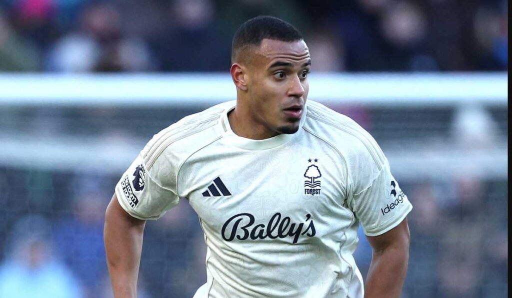 bintang muda ini ancam posisi bek mu senior