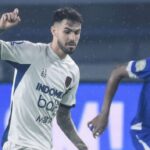 pangeran biru kuasai puncak liga kalahkan persita